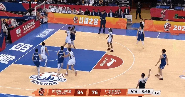 2026世界杯-段昂君身后抢篮板撞到徐杰膝盖，徐杰小腿不适被换下场