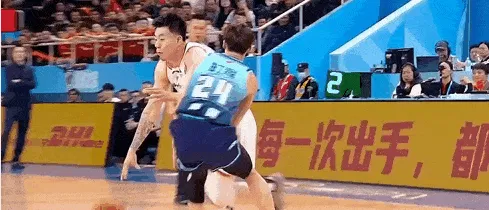 国际足联-张镇麟无视防守杀入禁区，上演精彩双手隔人暴扣