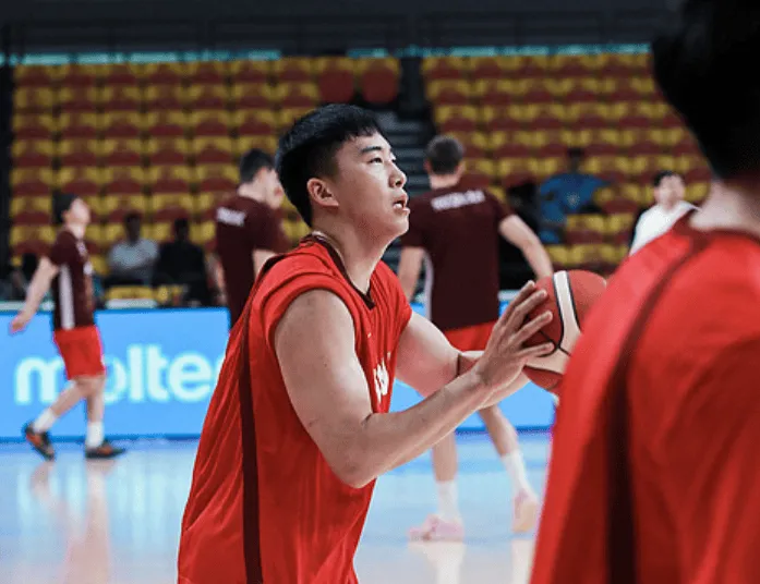 国际足联-王俊杰拿到18分14篮板,其中11个前场板、正负值+16全场最高